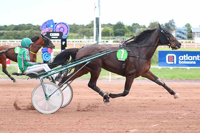 Photo d'arrivée de la course pmu PRIX READY CASH à PORNICHET le Vendredi 18 août 2023