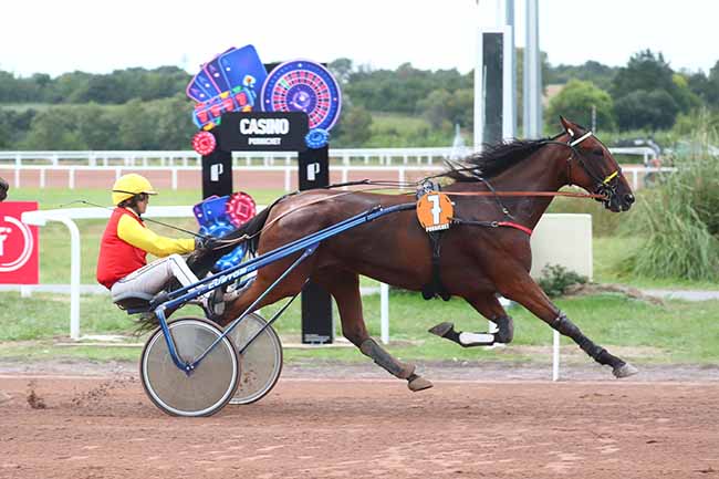 Photo d'arrivée de la course pmu PRIX HOTEL ESCALE OCEANIA à PORNICHET le Vendredi 18 août 2023