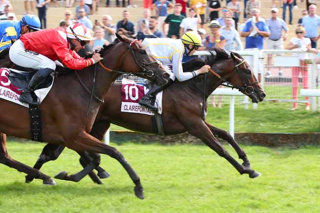 Photo d'arrivée de la course pmu PRIX ZERMATI CHANTE...LA MAMA (PRIX DES TOITS DE CHAUME) à CLAIREFONTAINE le Vendredi 18 août 2023
