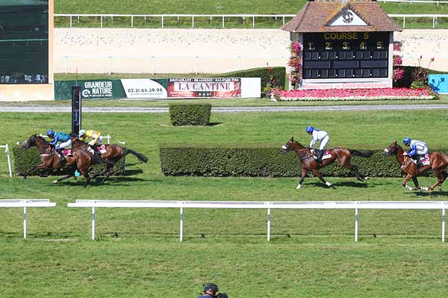 Photo d'arrivée de la course pmu PRIX DU GRAND JURY DU FESTIVAL DU CINE AMERICAIN (PRIX DE LA RISLE) à CLAIREFONTAINE le Lundi 21 août 2023