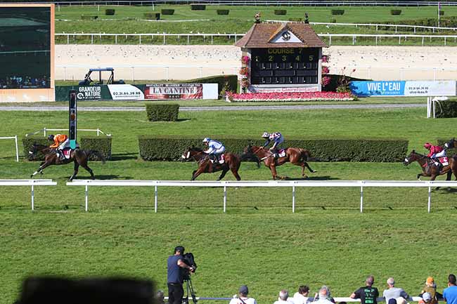 Photo d'arrivée de la course pmu PRIX DE LA FONDATION LOUIS ROEDERER DE LA REVELATION (PRIX DES LAVATERES) à CLAIREFONTAINE le Lundi 21 août 2023