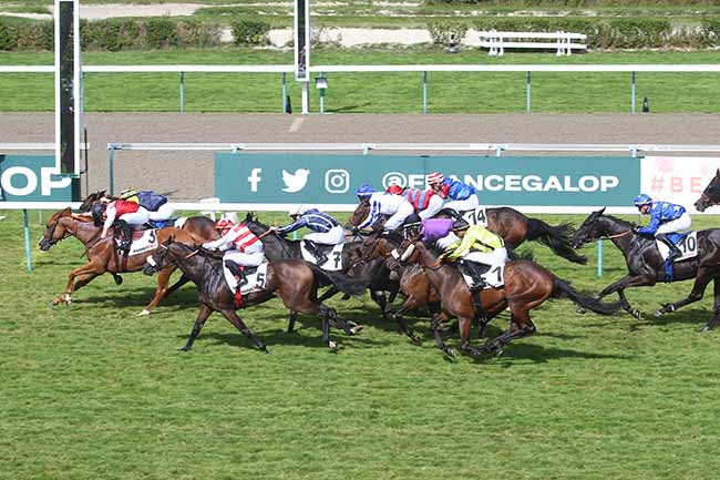 Photo d'arrivée de la course pmu TROPHEE DU PERSONNEL CATEGORIE PERSONNEL D'ECURIE (PRIX DU CHATEAU D'ETELAN) à DEAUVILLE le Mardi 22 août 2023