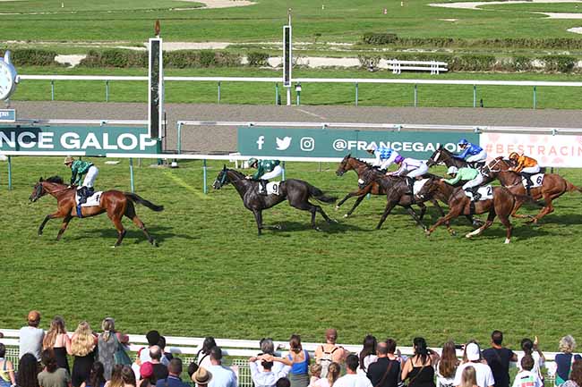 Photo d'arrivée de la course pmu TROPHEE DU PERSONNEL CATEGORIE PERSONNEL DE SOINS (PRIX DE BREVEDENT) à DEAUVILLE le Mardi 22 août 2023