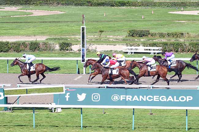 Photo d'arrivée de la course pmu PRIX DE LA RECONVERSION D'UN CHEVAL DE COURSE EN CHEVAL DE JUMPING (PRIX DE GLANVILLE) à DEAUVILLE le Jeudi 24 août 2023