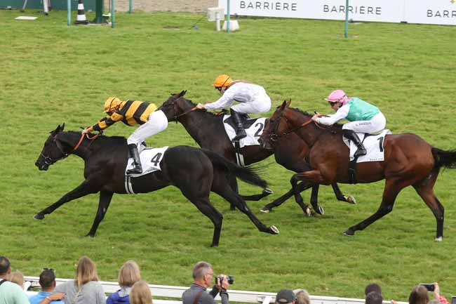 Photo d'arrivée de la course pmu PRIX BARRIERE L'HOTEL DU GOLF à DEAUVILLE le Dimanche 27 août 2023