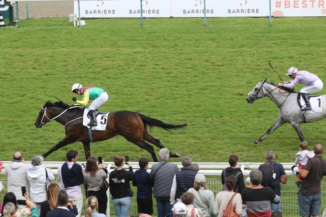 Photo d'arrivée de la course pmu BARRIERE PRIX DE MEAUTRY à DEAUVILLE le Dimanche 27 août 2023