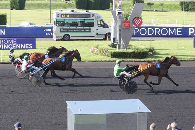 Photo d'arrivée de la course pmu PRIX DE BARBIZON à PARIS-VINCENNES le Lundi 28 août 2023