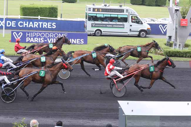 Photo d'arrivée de la course pmu PRIX DE CHARTRES à PARIS-VINCENNES le Mercredi 30 août 2023