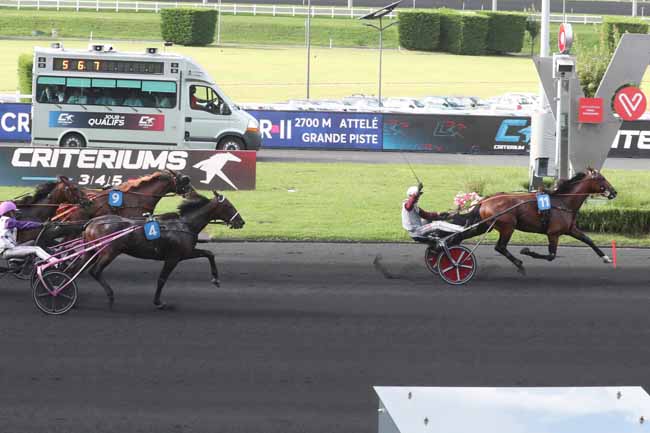 Photo d'arrivée de la course pmu PRIX JACQUES DE VAULOGE - CRITERIUM 3 ANS Q4 à PARIS-VINCENNES le Samedi 2 septembre 2023