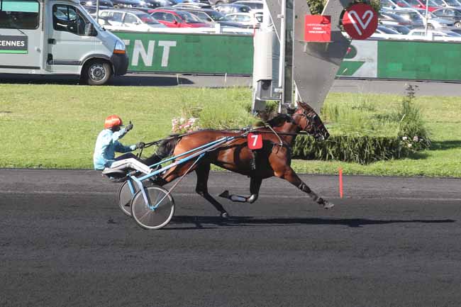 Photo d'arrivée de la course pmu PRIX PMU LE PALISSY A SAINT-CLOUD (PRIX DE CLERMONT-FERRAND) à PARIS-VINCENNES le Dimanche 24 septembre 2023