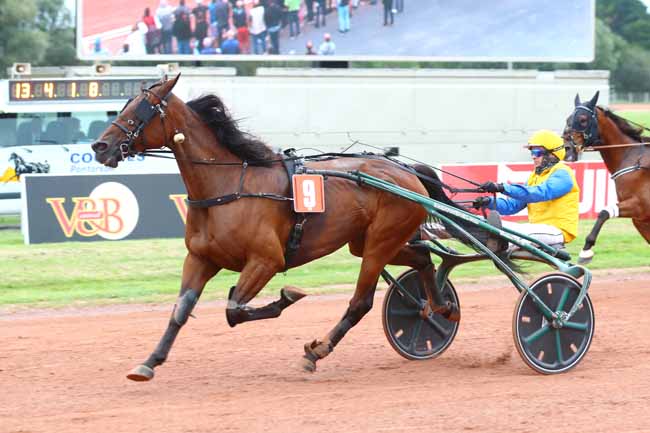 Photo d'arrivée de la course pmu PRIX DES ENTREPRISES RAULT FENDT à LE MONT SAINT MICHEL le Mercredi 27 septembre 2023