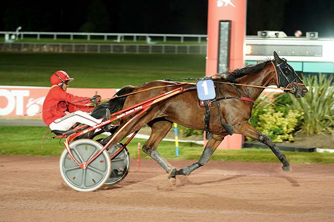 Photo d'arrivée de la course pmu PRIX DU PONT MARIE à ENGHIEN le Samedi 30 septembre 2023