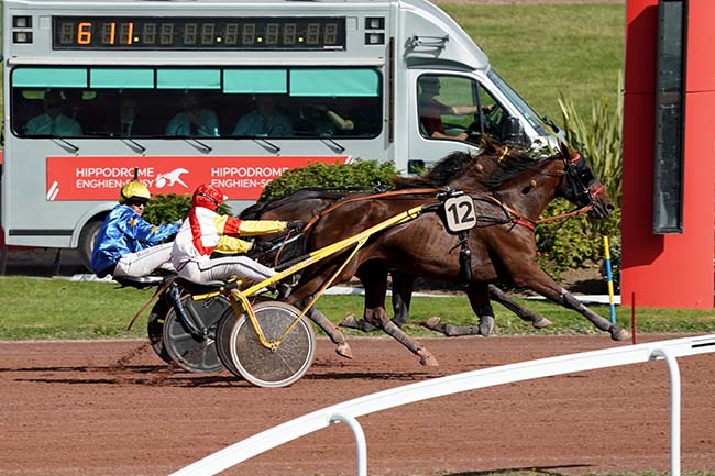 Photo d'arrivée de la course pmu PRIX DE SAINT-CHAMOND à ENGHIEN le Lundi 2 octobre 2023
