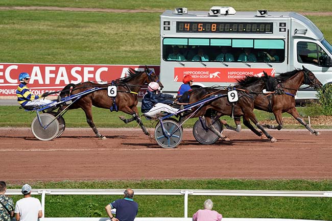 Photo d'arrivée de la course pmu PRIX DU PONT DE TOLBIAC à ENGHIEN le Lundi 2 octobre 2023