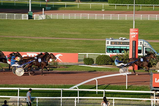 Photo d'arrivée de la course pmu PRIX DE LA BOURSE à ENGHIEN le Lundi 2 octobre 2023