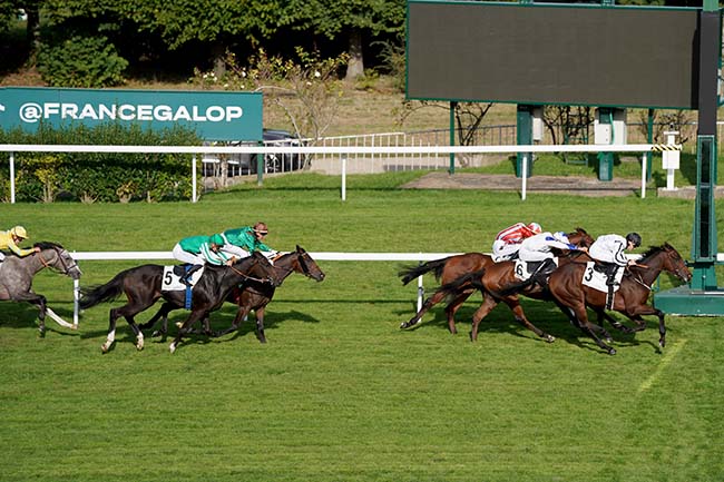 Photo d'arrivée de la course pmu PRIX DE L'ABBAYE DES VAULX DE CERNAY à SAINT CLOUD le Jeudi 5 octobre 2023