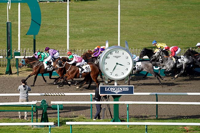 Photo d'arrivée de la course pmu PRIX MERCEDES-BENZ SAINT-MAXIMIN (PRIX DE L'HOTEL DES TROIS POTS) à CHANTILLY le Samedi 7 octobre 2023