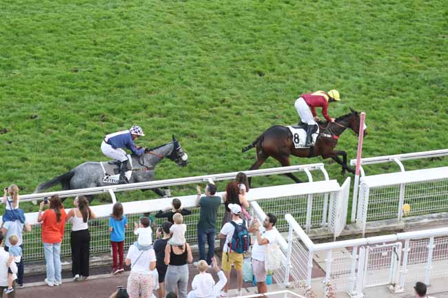 Photo d'arrivée de la course pmu PRIX JACK BARBE à AUTEUIL le Dimanche 8 octobre 2023