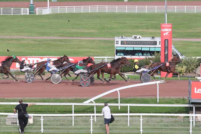 Photo d'arrivée de la course pmu PRIX DE SAULIEU à ENGHIEN le Lundi 9 octobre 2023