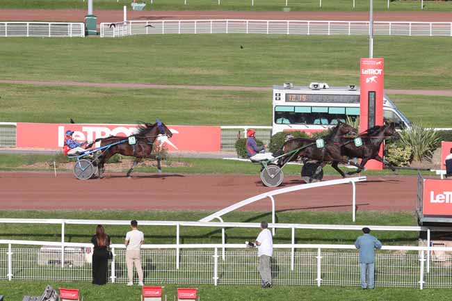 Photo d'arrivée de la course pmu PRIX DE LA PORTE DE CHATILLON à ENGHIEN le Lundi 9 octobre 2023