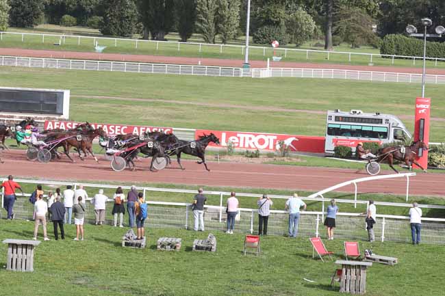 Photo d'arrivée de la course pmu PRIX DES GOBELINS à ENGHIEN le Mercredi 11 octobre 2023