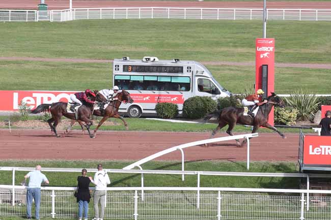Photo d'arrivée de la course pmu PRIX DE LA PLACE DU PETIT PONT à ENGHIEN le Mercredi 11 octobre 2023