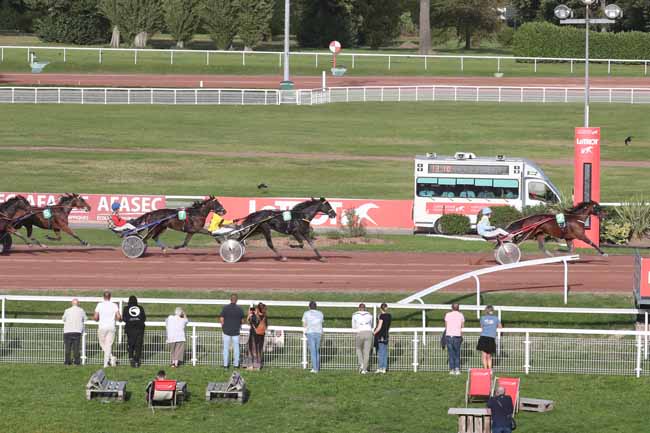 Photo d'arrivée de la course pmu PRIX DE LA PORTE DE SAINT-MANDE à ENGHIEN le Mercredi 11 octobre 2023