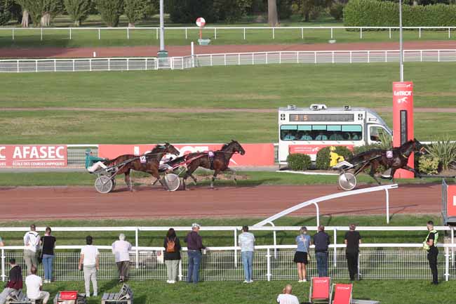 Photo d'arrivée de la course pmu PRIX DE LA TOUR MONTPARNASSE à ENGHIEN le Mercredi 11 octobre 2023
