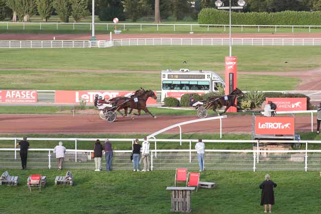 Photo d'arrivée de la course pmu PRIX ARMAND DE BELLAIGUE à ENGHIEN le Mercredi 11 octobre 2023