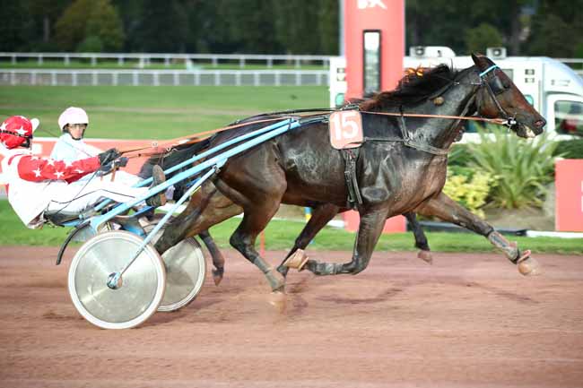 Photo d'arrivée de la course pmu PRIX DE LA PORTE DE CHAMPERRET à ENGHIEN le Jeudi 12 octobre 2023