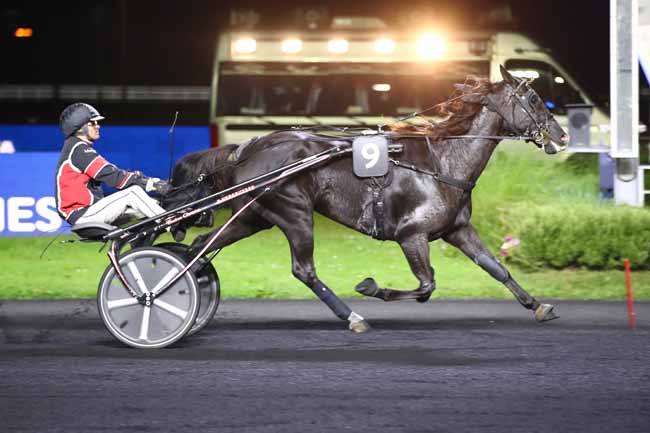 Photo d'arrivée de la course pmu PRIX THERESIA à PARIS-VINCENNES le Vendredi 13 octobre 2023