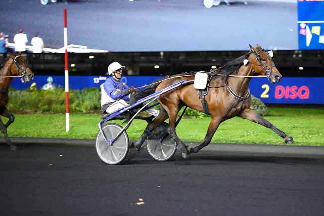 Photo d'arrivée de la course pmu PRIX LUCINA à PARIS-VINCENNES le Vendredi 13 octobre 2023