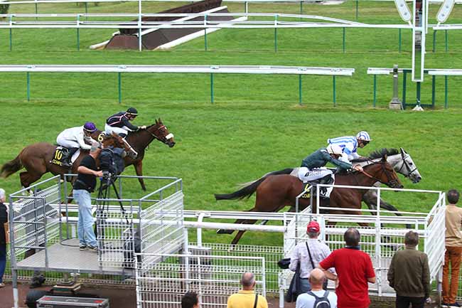 Photo d'arrivée de la course pmu PRIX DES ETANGS DE BATIGNY à COMPIEGNE le Vendredi 13 octobre 2023