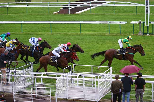 Photo d'arrivée de la course pmu PRIX DE VIGNEMONT à COMPIEGNE le Vendredi 13 octobre 2023