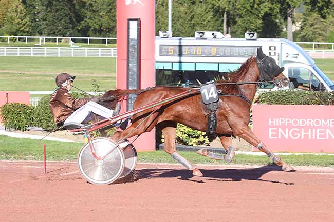 Photo d'arrivée de la course pmu PRIX DE LA PORTE CHAUMONT à ENGHIEN le Lundi 16 octobre 2023