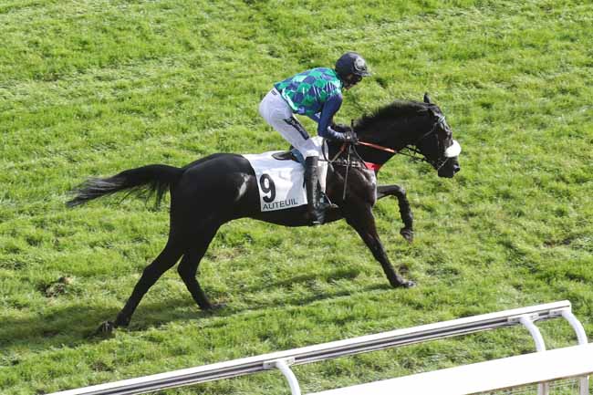 Photo d'arrivée de la course pmu PRIX ADRIEN BESNOUIN à AUTEUIL le Vendredi 20 octobre 2023