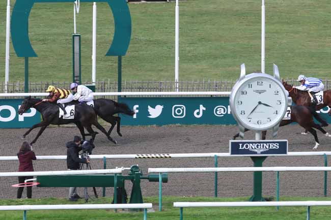 Photo d'arrivée de la course pmu PRIX DE L'ENCLOS DES KANGOUROUS à CHANTILLY le Jeudi 26 octobre 2023