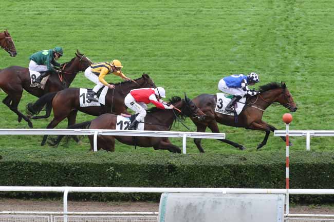 Photo d'arrivée de la course pmu PRIX SOLITUDE à SAINT CLOUD le Lundi 30 octobre 2023