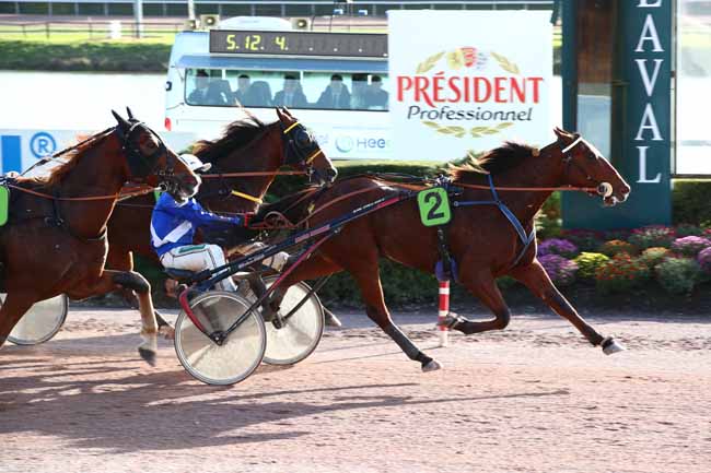 Photo d'arrivée de la course pmu GRAND PRIX DE LA VILLE DE LAVAL à LAVAL le Mercredi 1 novembre 2023