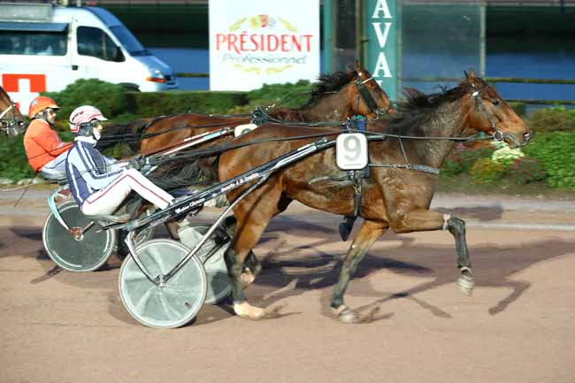 Photo d'arrivée de la course pmu GRAND PRIX ANDRE DE LA VAISSIERE à LAVAL le Mercredi 1 novembre 2023