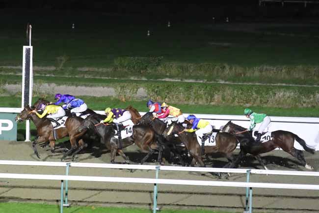 Photo d'arrivée de la course pmu PRIX DU PAYS D'HOULME à DEAUVILLE le Dimanche 5 novembre 2023