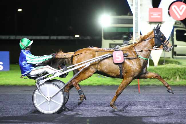 Photo d'arrivée de la course pmu PRIX PERSEPHONE à PARIS-VINCENNES le Vendredi 10 novembre 2023
