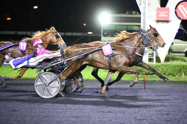 Photo d'arrivée de la course pmu PRIX JOSEPHINA à PARIS-VINCENNES le Vendredi 10 novembre 2023