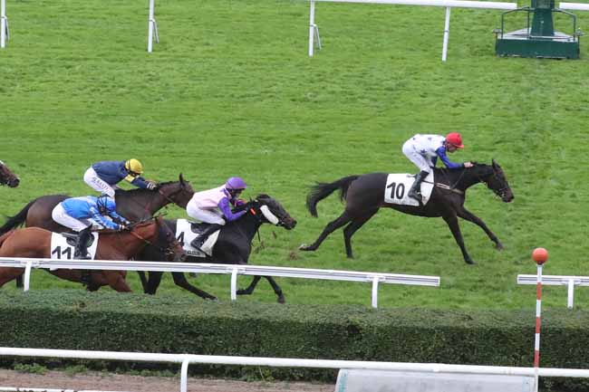 Photo d'arrivée de la course pmu PRIX DU MESNIL-VILLEMENT à SAINT CLOUD le Vendredi 10 novembre 2023