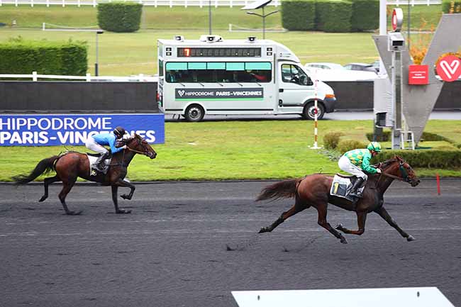 Photo d'arrivée de la course pmu PRIX DE BELLERIVE à PARIS-VINCENNES le Lundi 13 novembre 2023