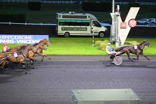 Photo d'arrivée de la course pmu PRIX DE BEAUVAIS à PARIS-VINCENNES le Lundi 13 novembre 2023
