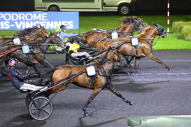 Photo d'arrivée de la course pmu PRIX DE BESANCON à PARIS-VINCENNES le Lundi 13 novembre 2023