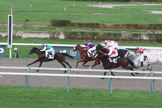 Photo d'arrivée de la course pmu PRIX DE L'HOTEL DU CROISSANT à DEAUVILLE le Jeudi 16 novembre 2023