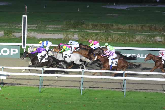 Photo d'arrivée de la course pmu PRIX DU CONSERVATOIRE DE LA DENTELLE à DEAUVILLE le Jeudi 16 novembre 2023