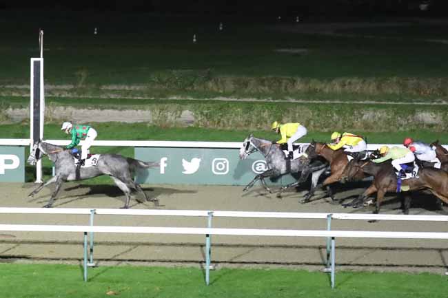 Photo d'arrivée de la course pmu PRIX DU GRAND HOTEL D'ARGOUGES à DEAUVILLE le Jeudi 16 novembre 2023